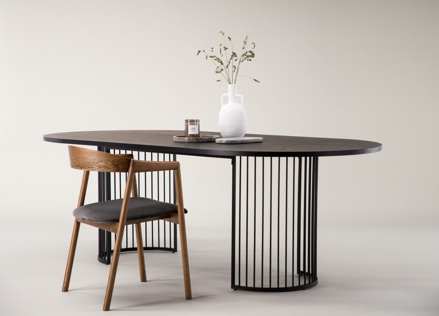 Table à manger ovale Hamneskär noir mise en scène dans une salle à manger