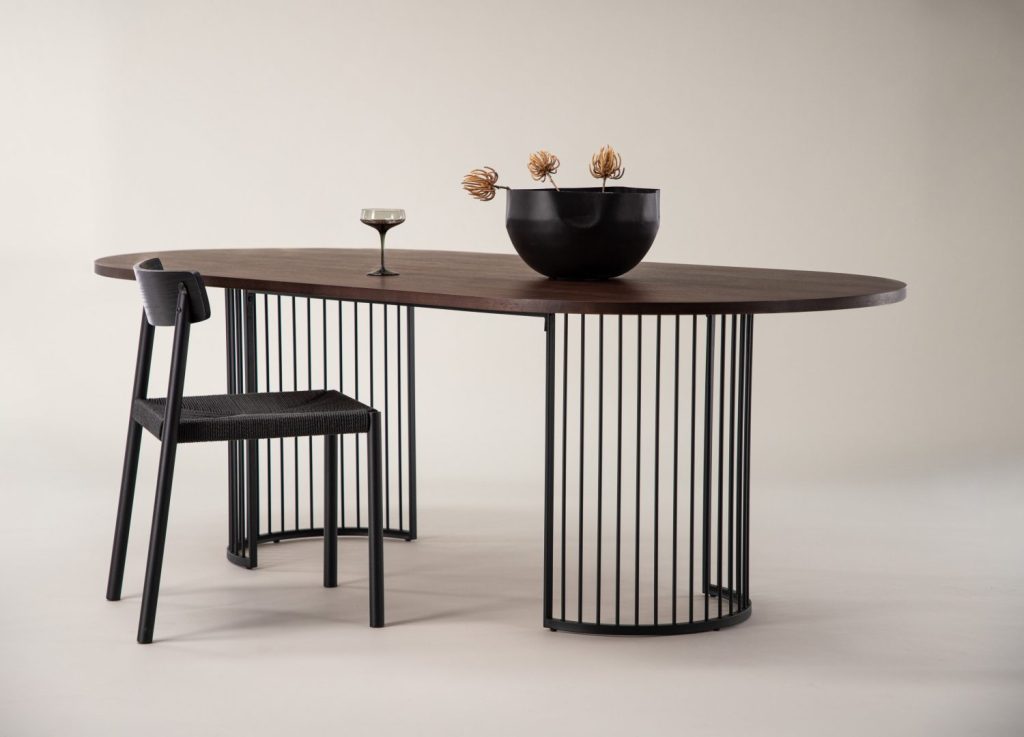 Table à manger ovale Hamneskär noyer mise en scène dans une salle à manger