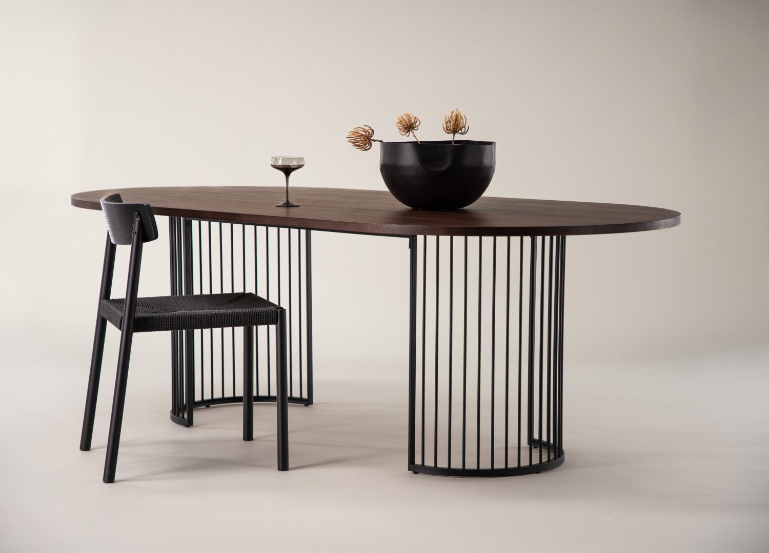 Table à manger ovale Hamneskär noyer mise en scène dans une salle à manger