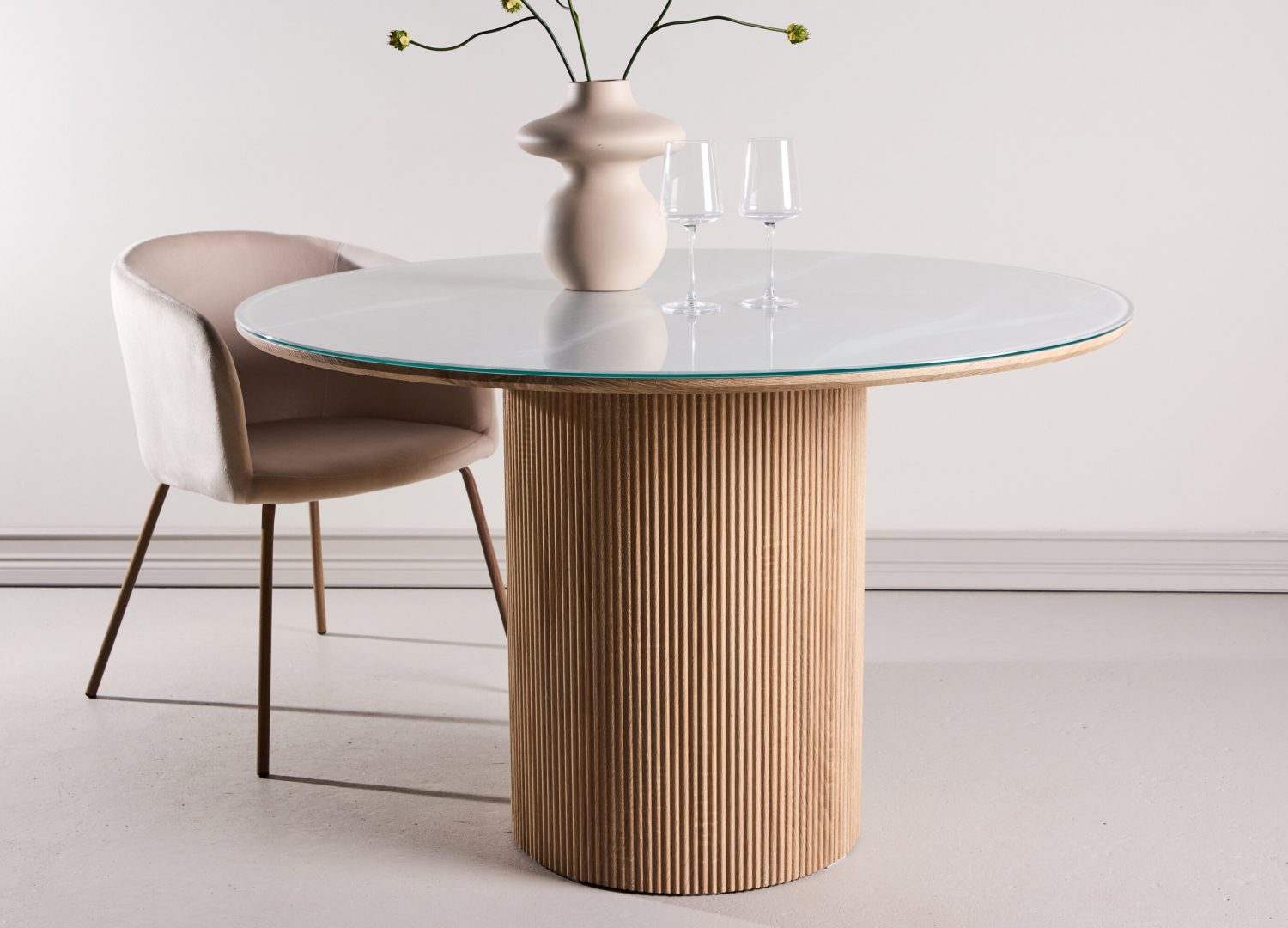 Table à manger ronde Härön blanc mise en scène dans une salle à manger