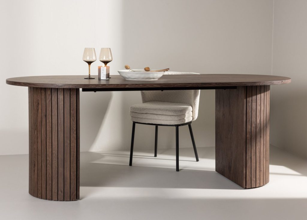 Table à manger ovale Härön moka mise en scène dans une salle à manger