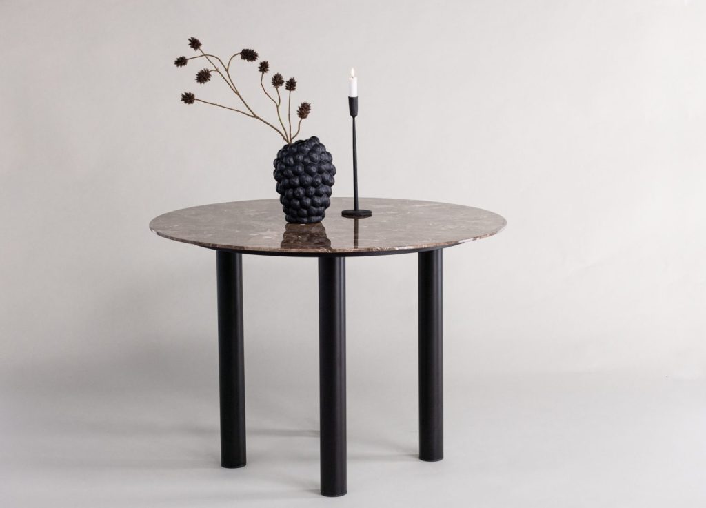 Table à manger ronde Havsten noir mise en scène dans une salle à manger