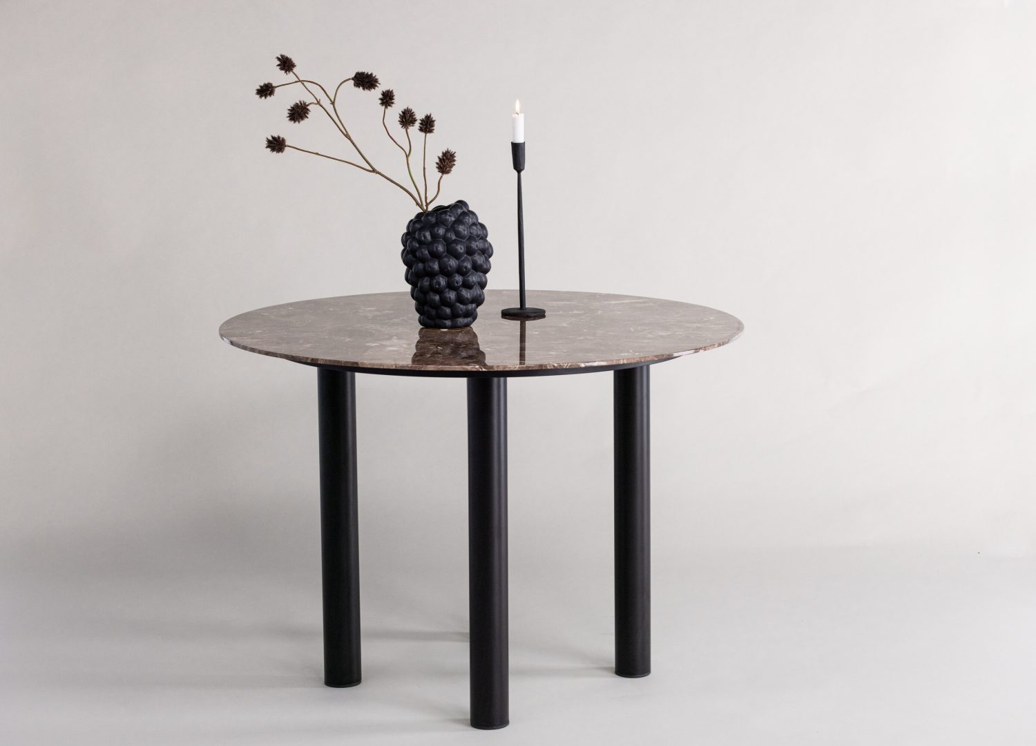 Table à manger ronde Havsten noir mise en scène dans une salle à manger