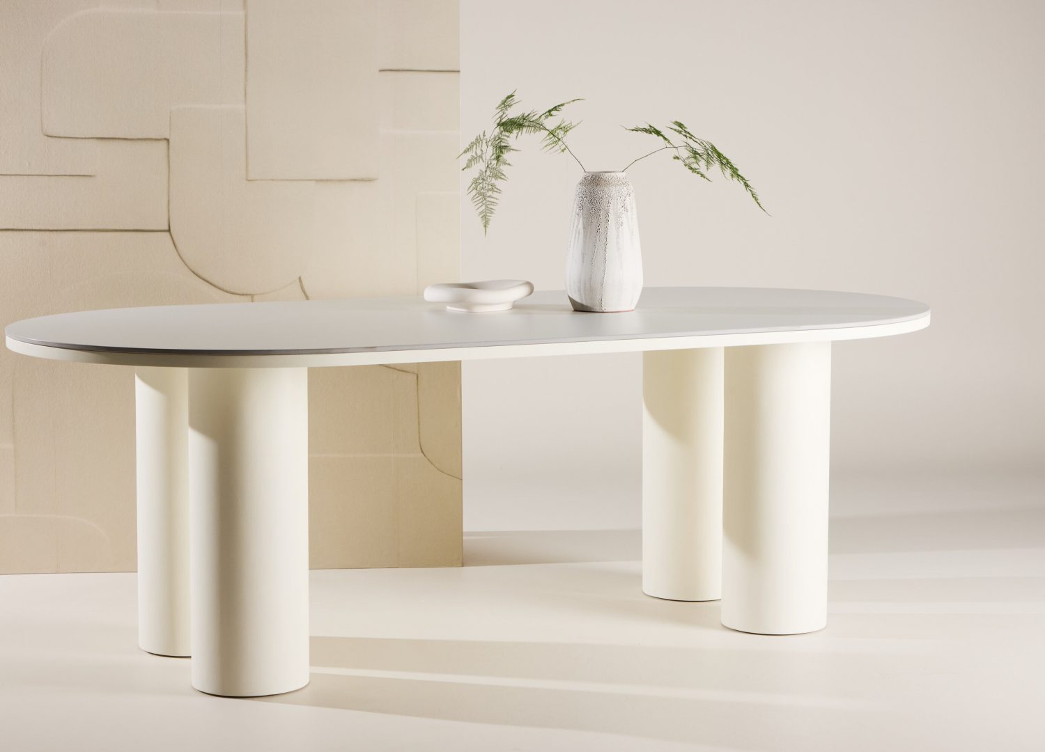 Table à manger rectangulaire Havstenssund blanc mise en scène dans une salle à manger