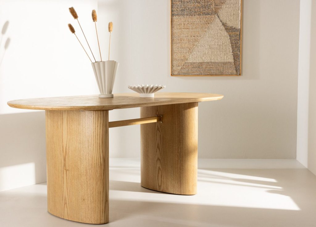 Table à manger ovale Isolde naturel mise en scène dans une salle à manger