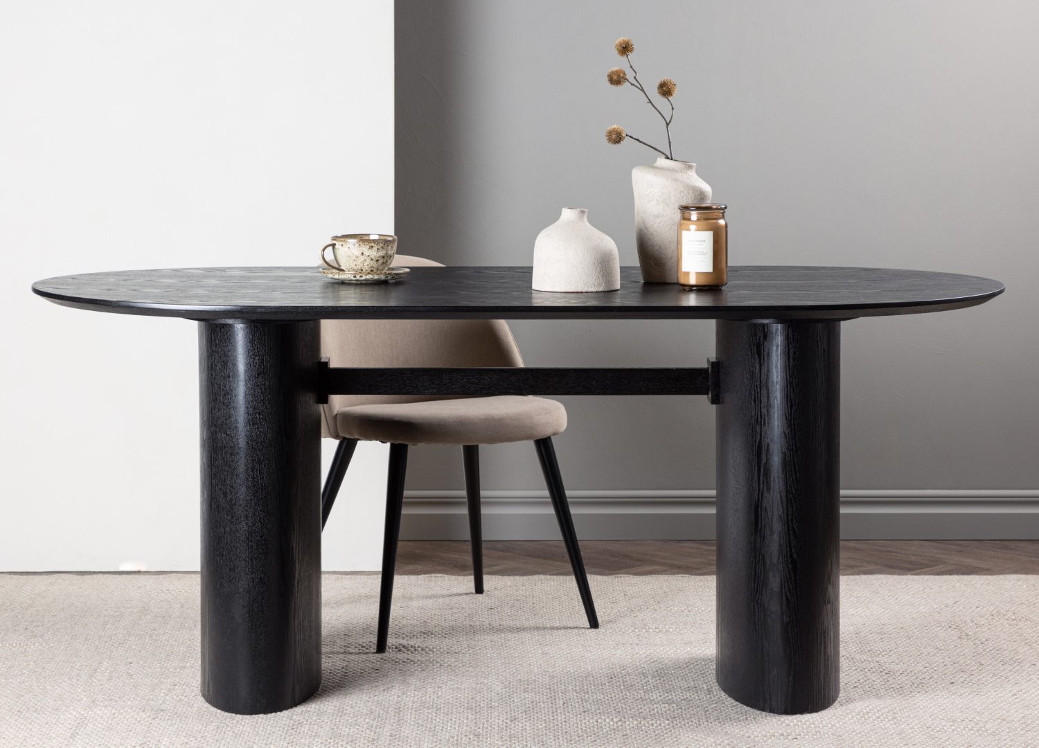 Table à manger ovale Isolde noir mise en scène dans une salle à manger