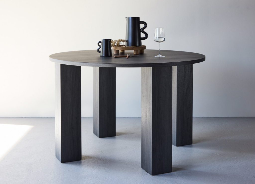 Table à manger ronde Juno noir mise en scène dans une salle à manger