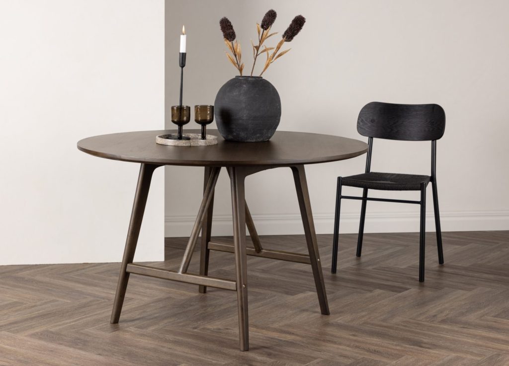 Table à manger ronde Kaseidon marron foncé mise en scène dans une salle à manger