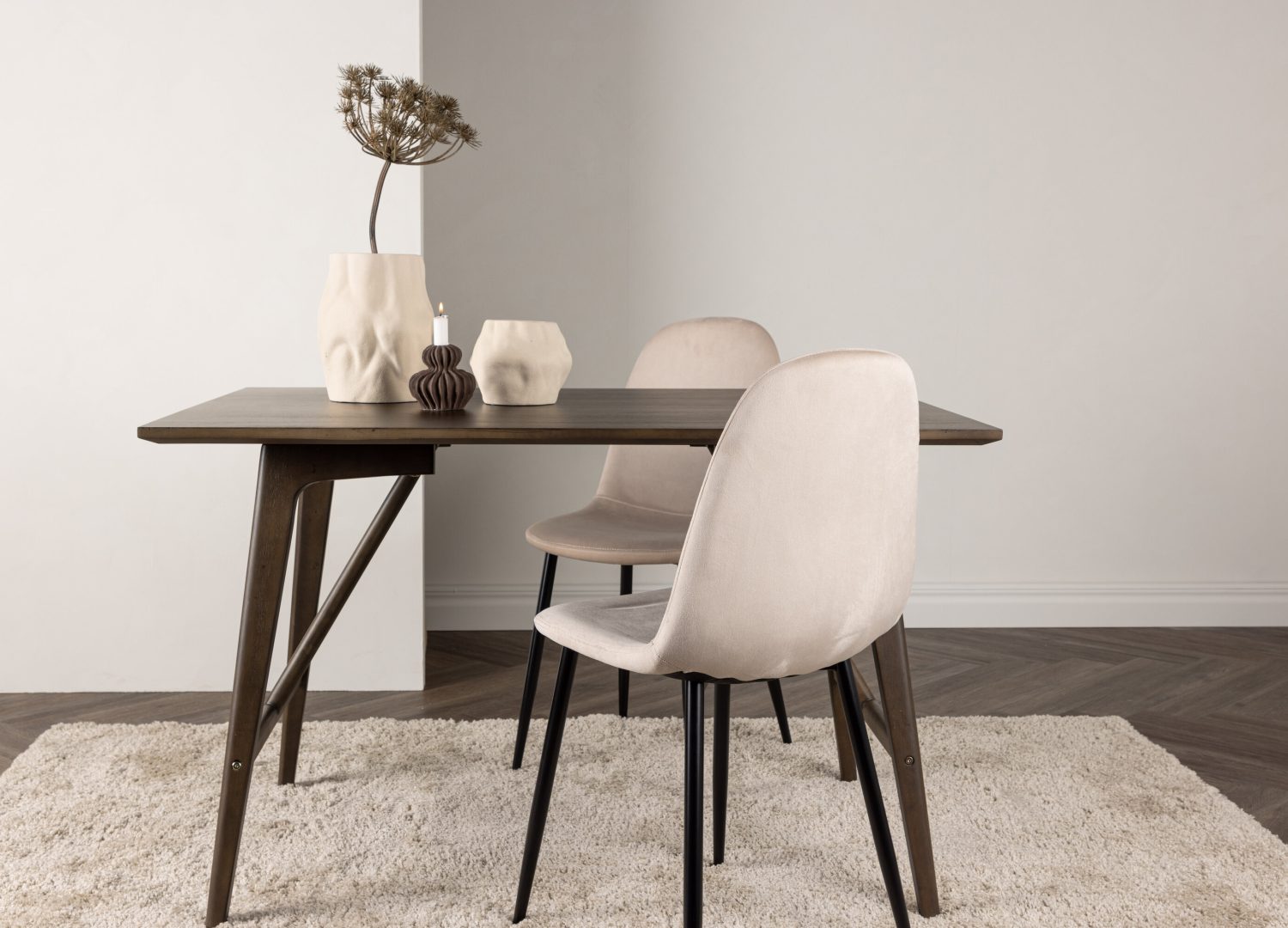 Table à manger rectangulaire Kaseidon marron foncé mise en scène dans une salle à manger