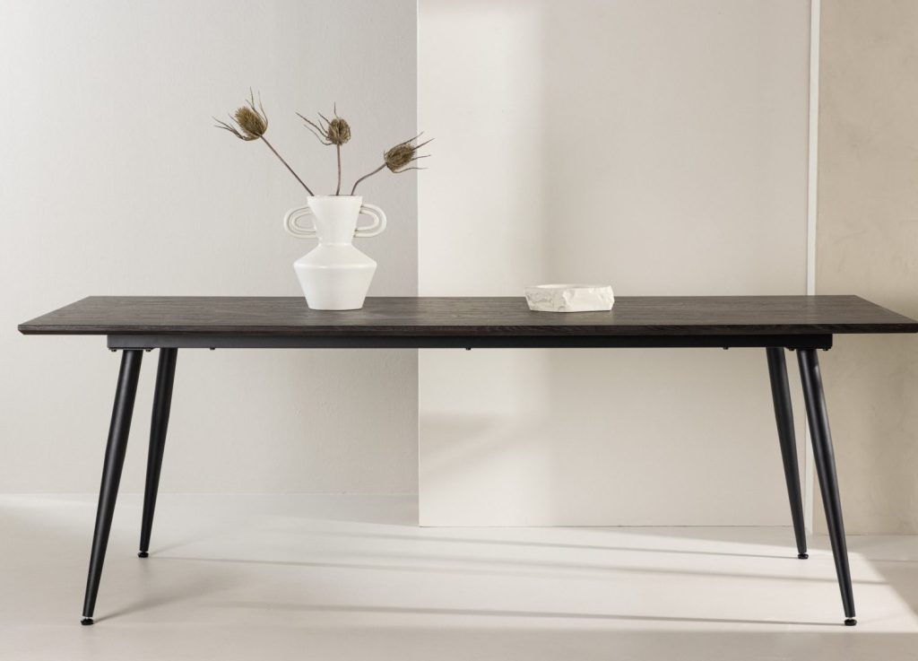 Table à manger rectangulaire Keholmen marron mise en scène dans une salle à manger