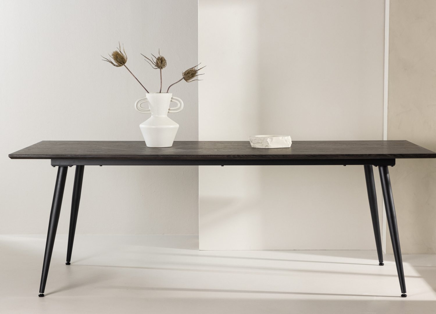 Table à manger rectangulaire Keholmen marron mise en scène dans une salle à manger