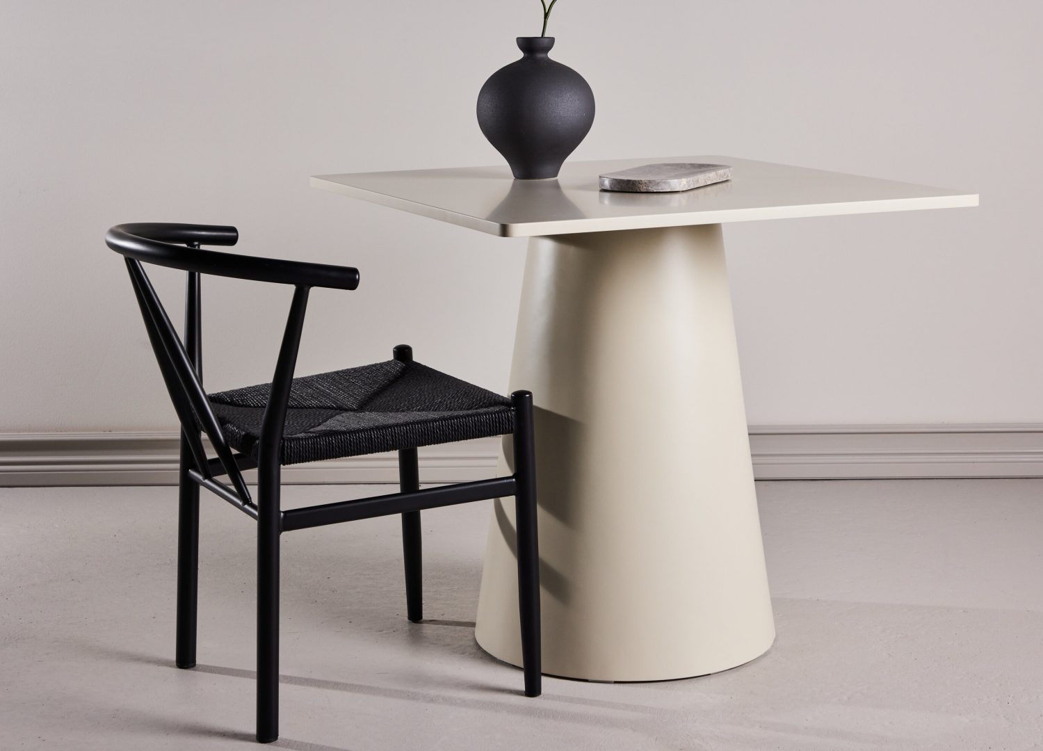 Table à manger rectangulaire Lanzi beige mise en scène dans une salle à manger