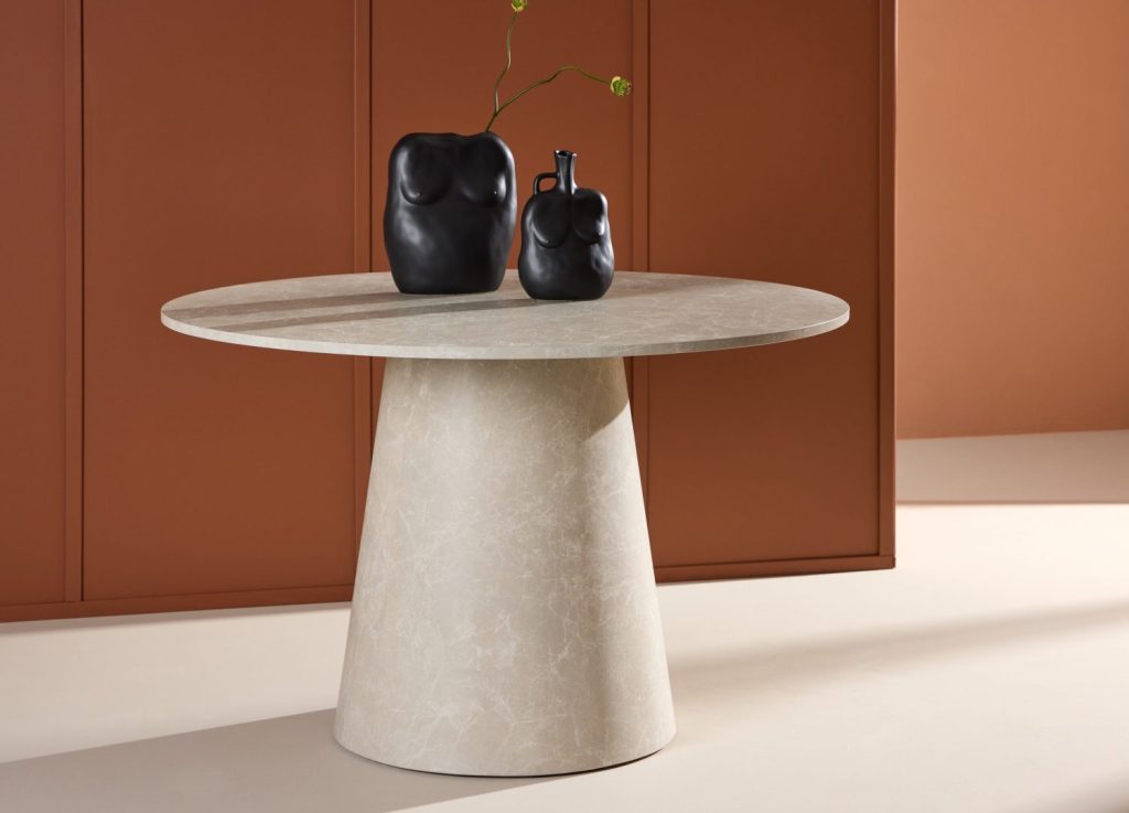 Table à manger ronde Lanzo beige mise en scène dans une salle à manger