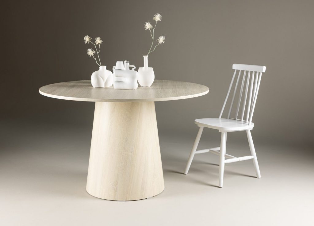 Table à manger ronde Lanzo blanchi mise en scène dans une salle à manger