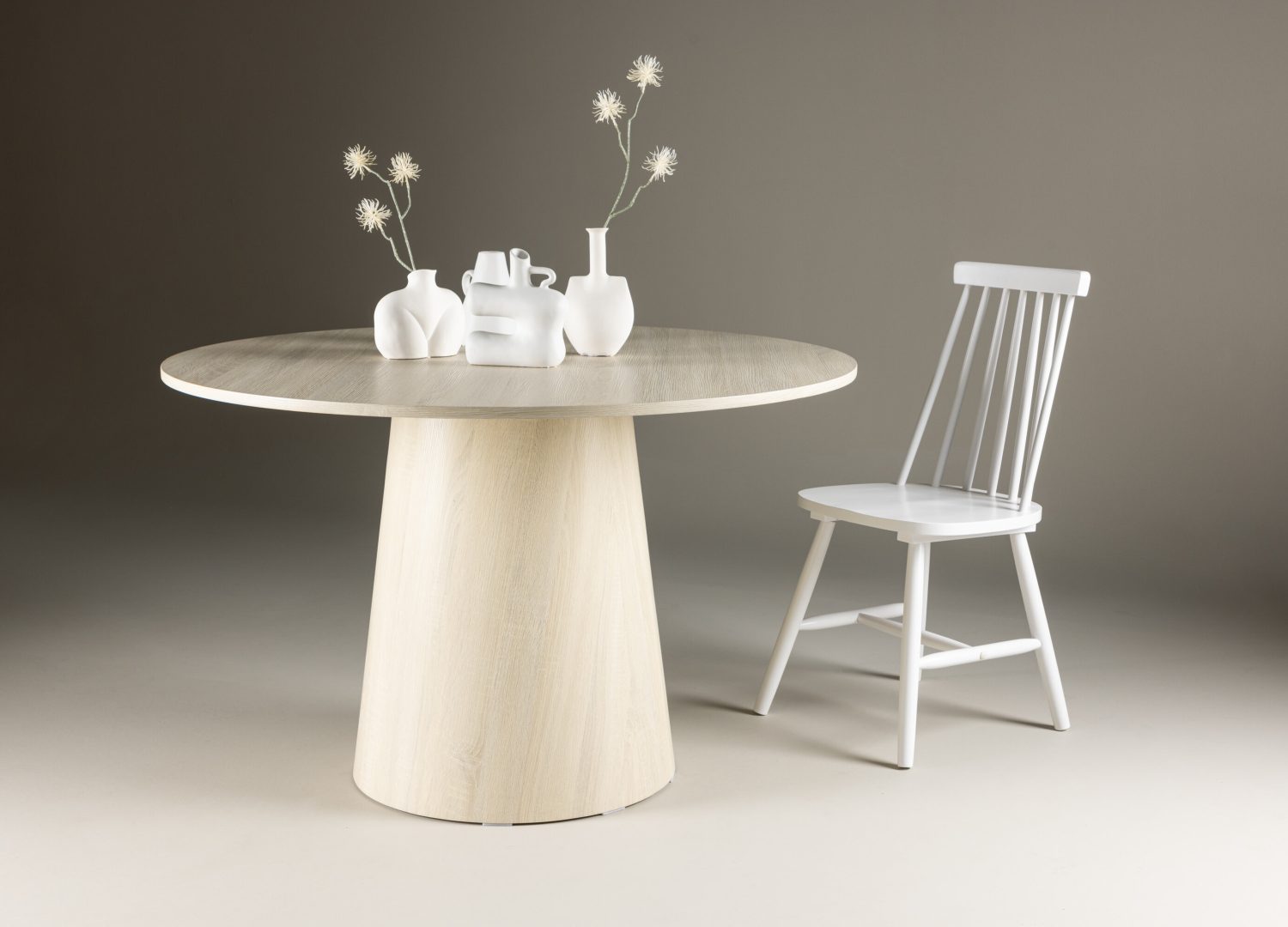 Table à manger ronde Lanzo blanchi mise en scène dans une salle à manger