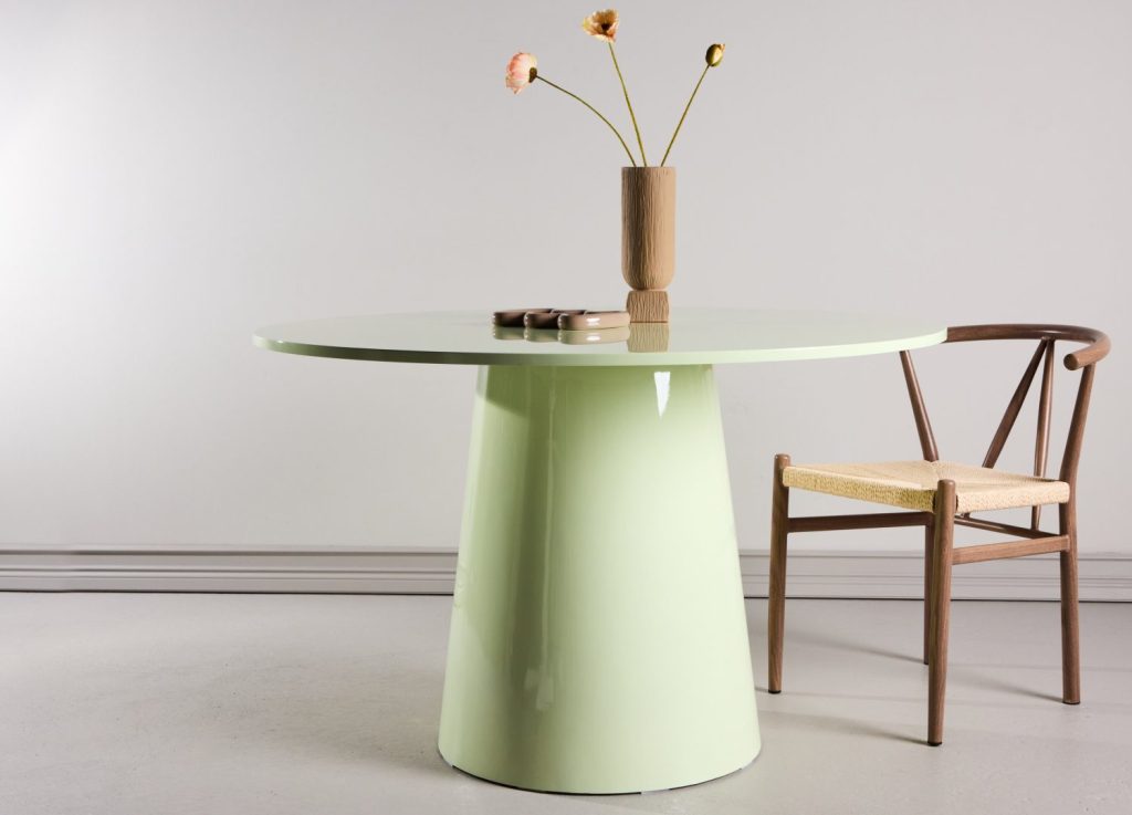 Table à manger ronde Lanzo light green mise en scène dans une salle à manger
