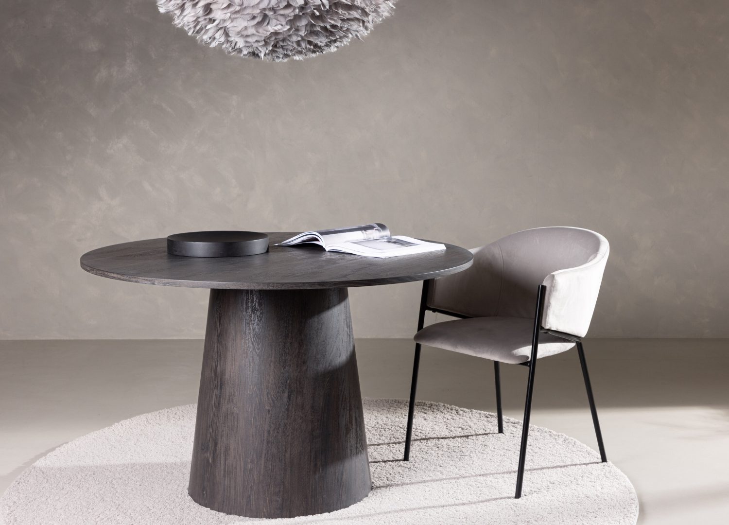 Table à manger ronde Lanzo moka mise en scène dans une salle à manger