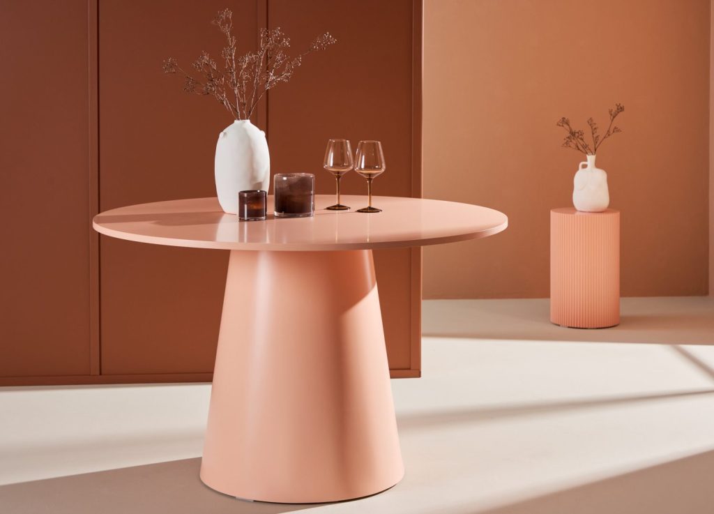 Table à manger ronde Lanzo peach mise en scène dans une salle à manger