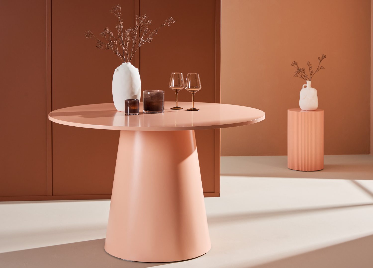 Table à manger ronde Lanzo peach mise en scène dans une salle à manger