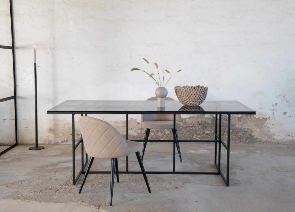 Table à manger rectangulaire Leif noir mise en scène dans une salle à manger