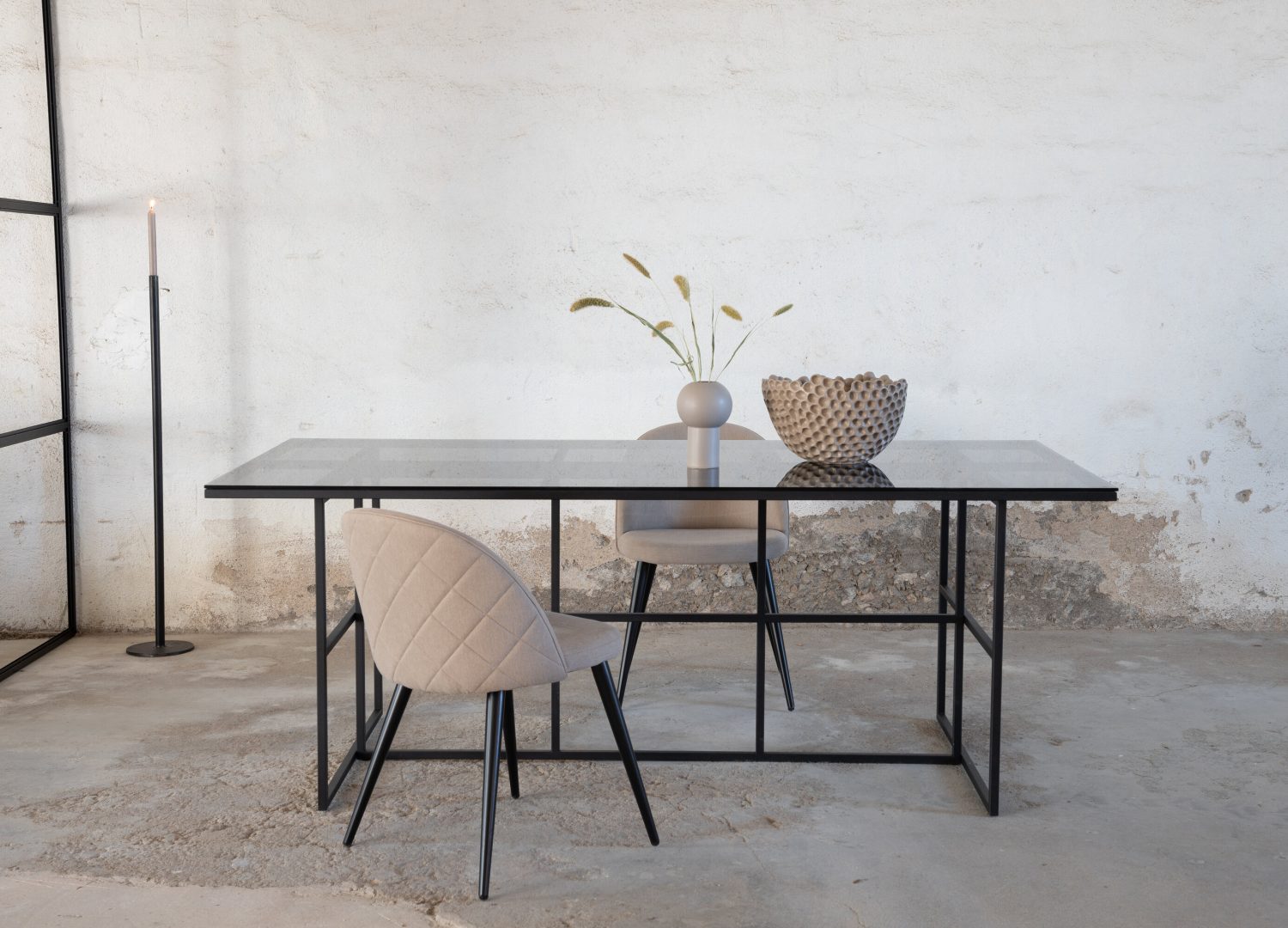 Table à manger rectangulaire Leif noir mise en scène dans une salle à manger