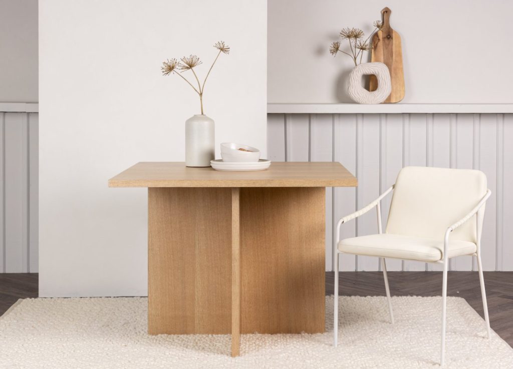 Table à manger rectangulaire Leo naturel mise en scène dans une salle à manger