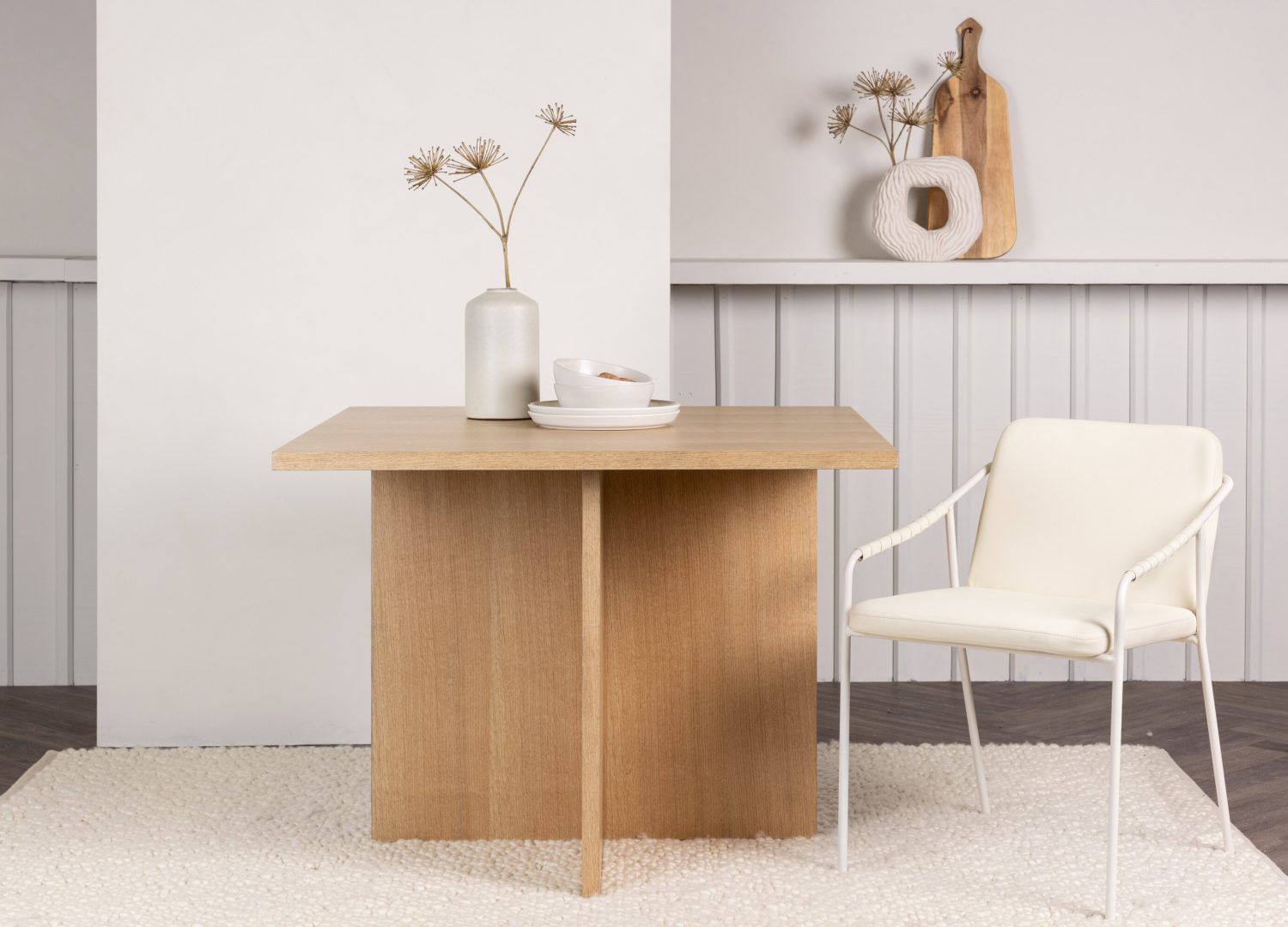 Table à manger rectangulaire Leo naturel mise en scène dans une salle à manger