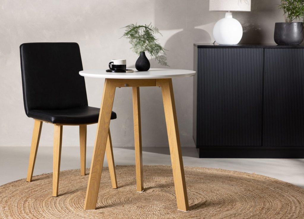 Table à manger ronde Leonora blanc mise en scène dans une salle à manger