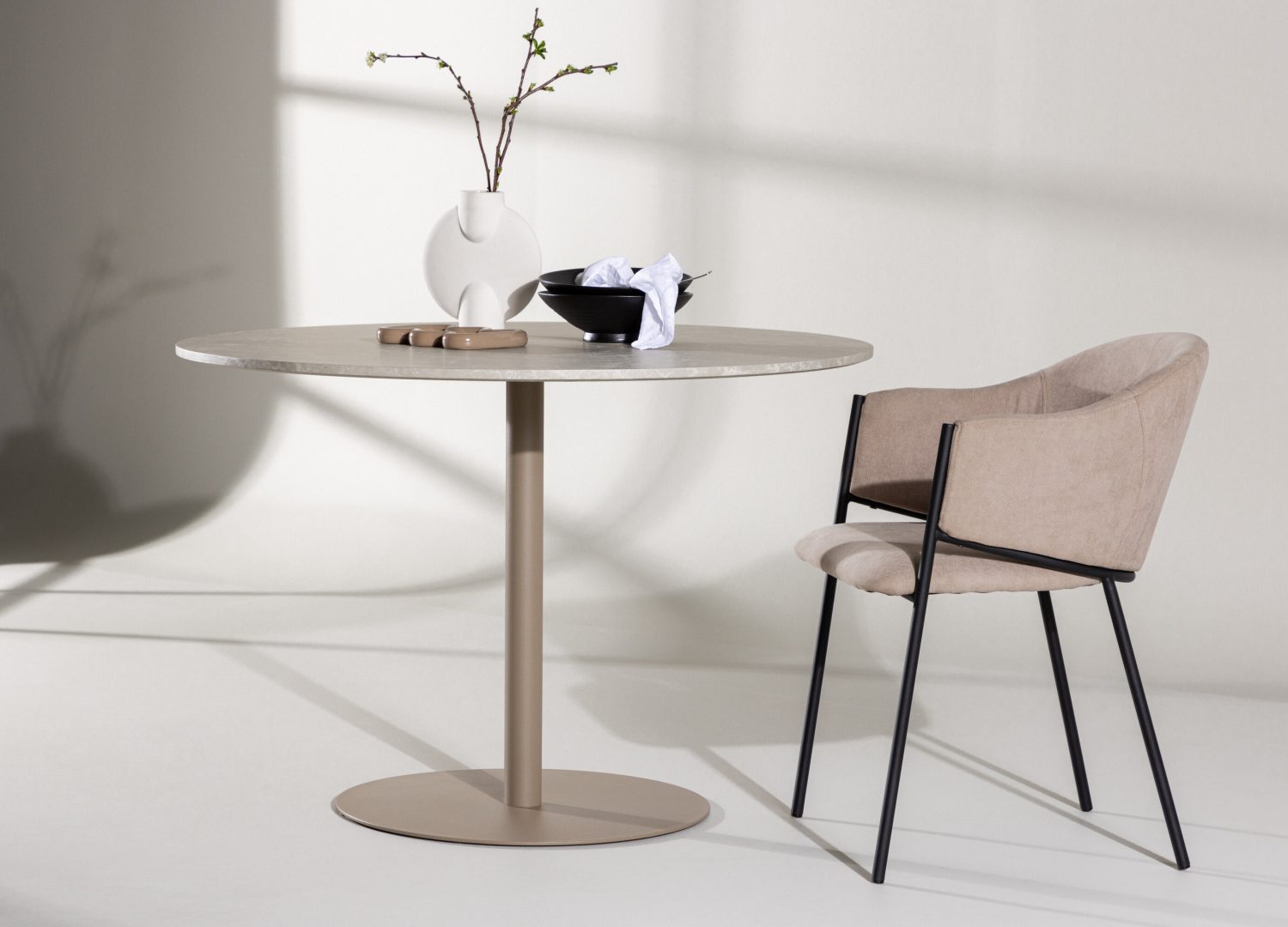 Table à manger ronde Lycke beige mise en scène dans une salle à manger