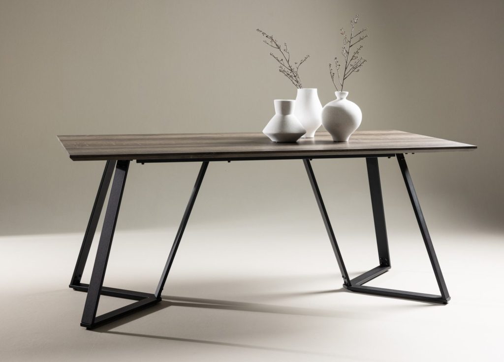 Table à manger rectangulaire Marina naturel mise en scène dans une salle à manger