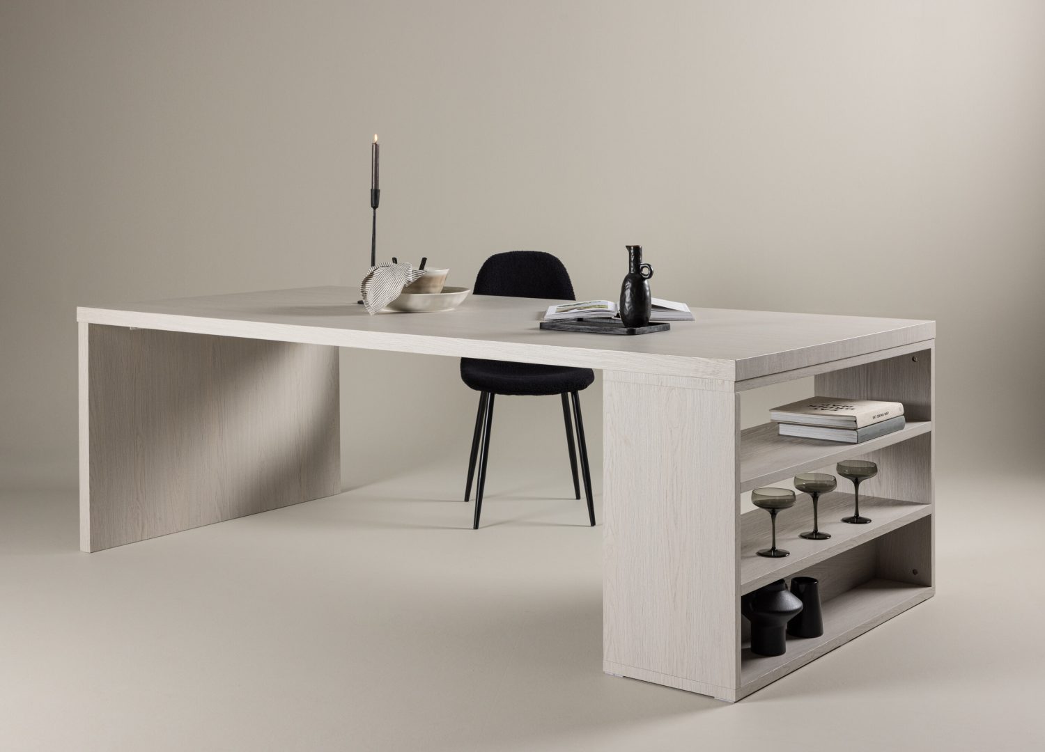 Table à manger rectangulaire Mika blanchi mise en scène dans une salle à manger