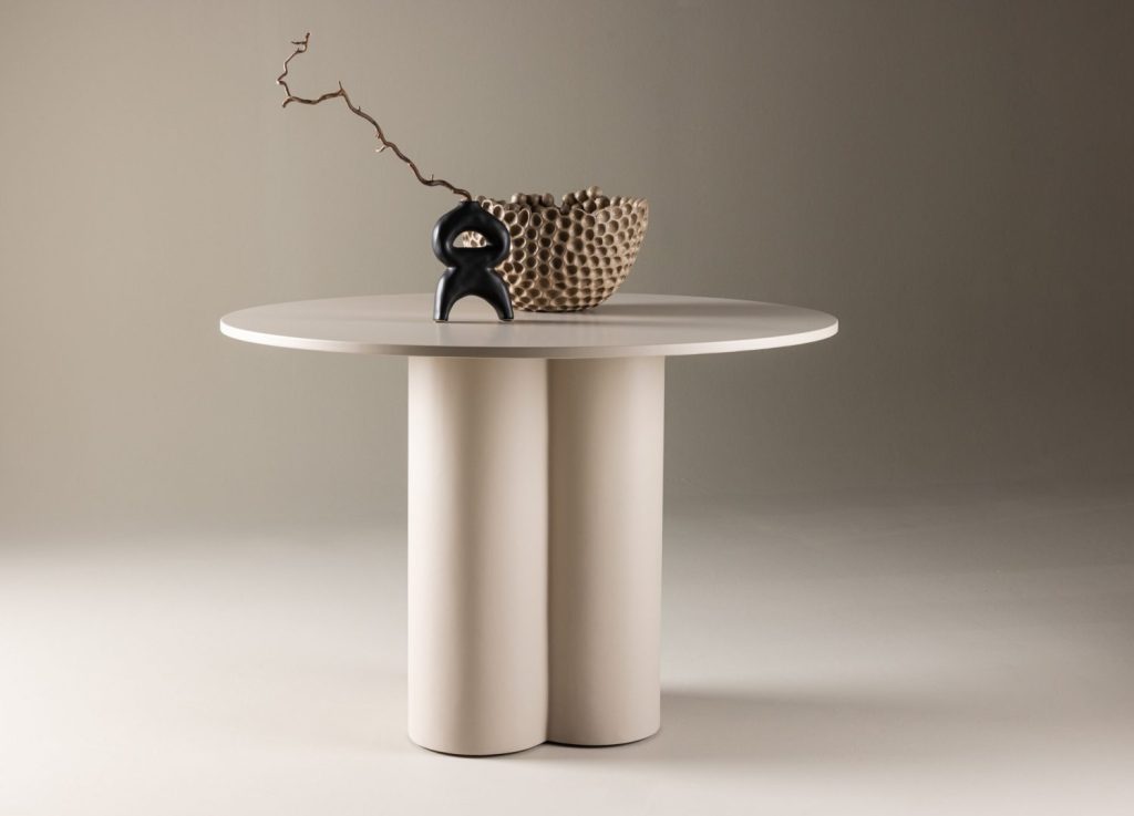 Table à manger ronde Olivia beige mise en scène dans une salle à manger