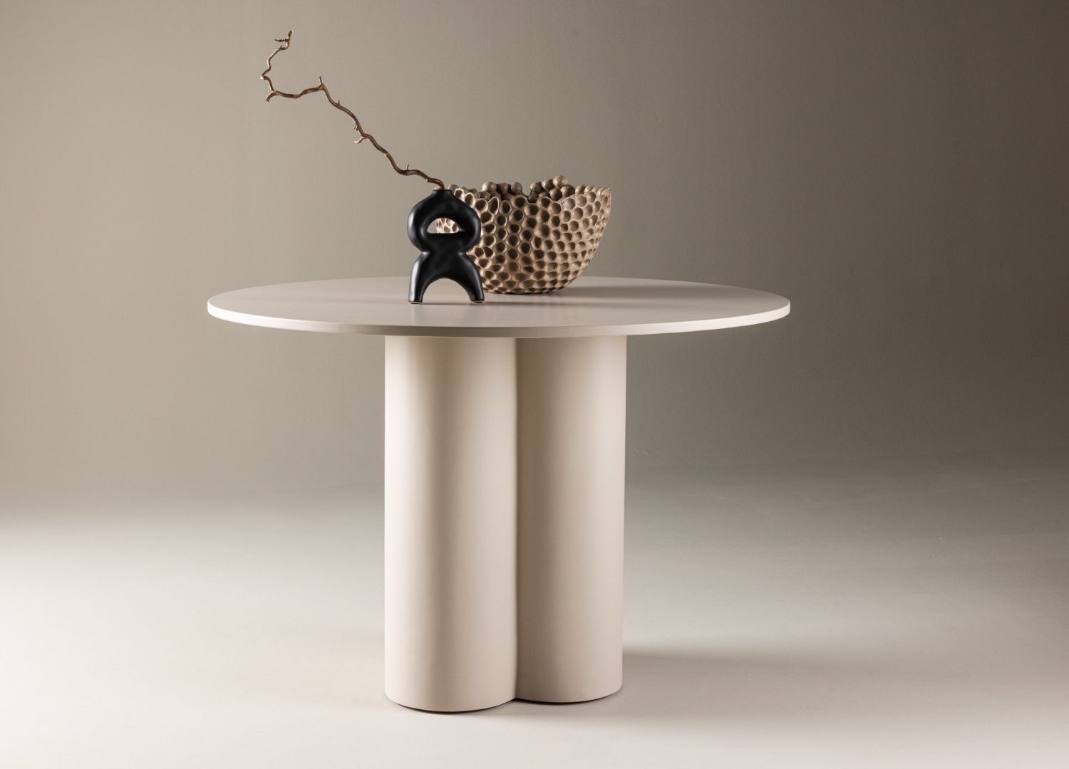 Table à manger ronde Olivia beige mise en scène dans une salle à manger