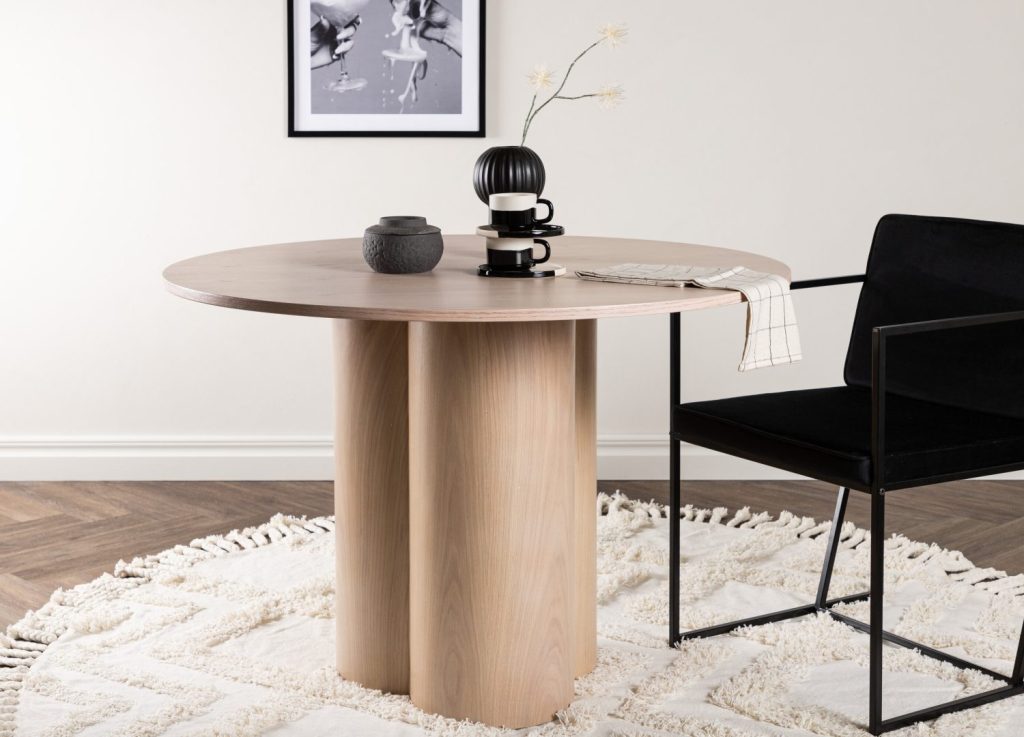 Table à manger ronde Olivia blanchi mise en scène dans une salle à manger