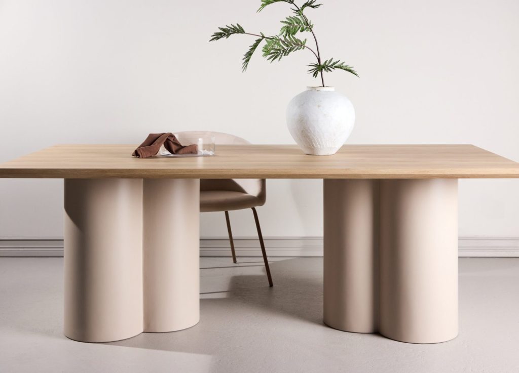 Table à manger rectangulaire Olivia blanchi mise en scène dans une salle à manger