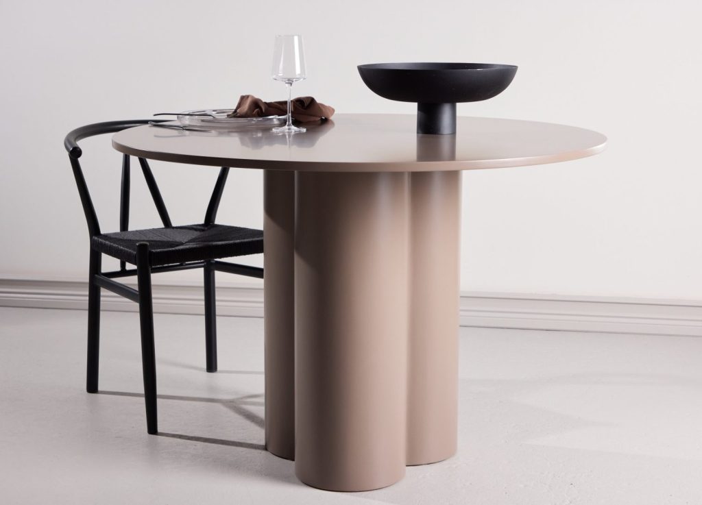 Table à manger ronde Olivia marron foncé mise en scène dans une salle à manger