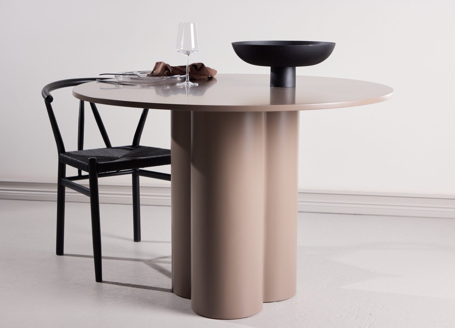 Table à manger ronde Olivia marron foncé mise en scène dans une salle à manger