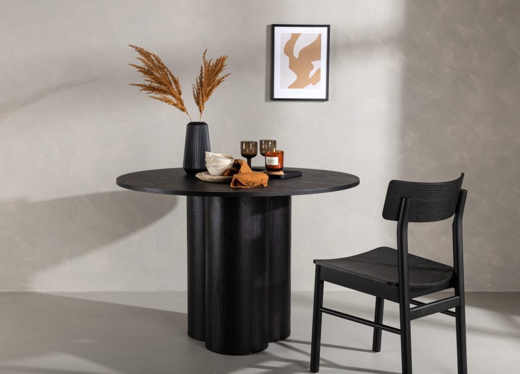 Table à manger ronde Olivia noir mise en scène dans une salle à manger