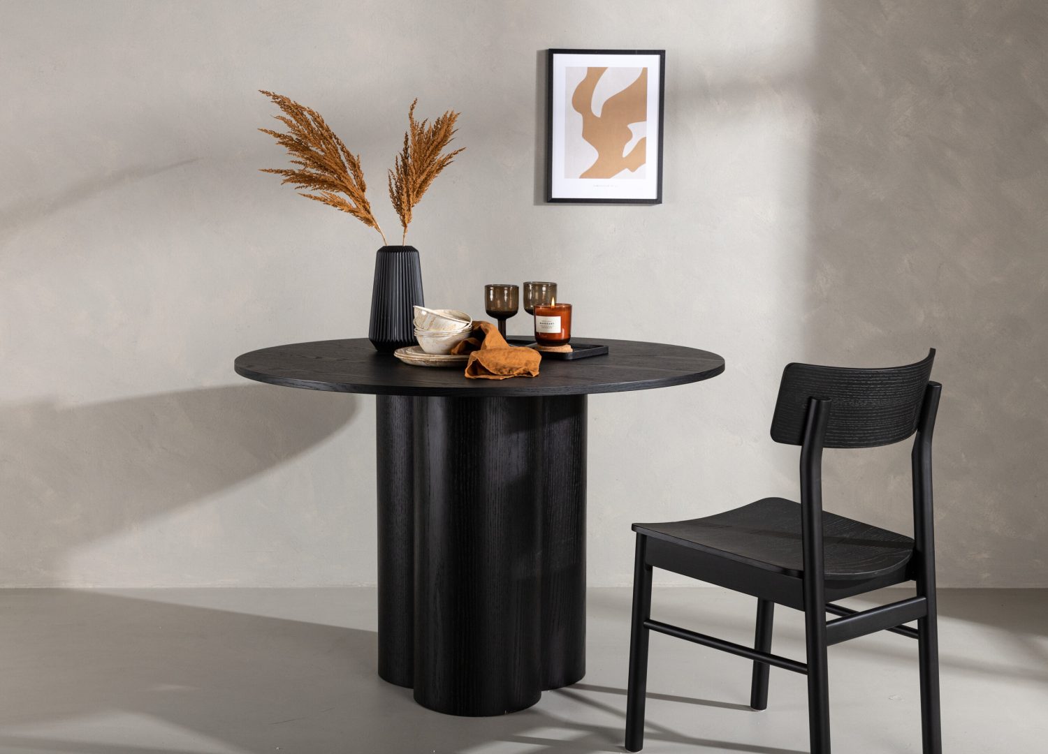 Table à manger ronde Olivia noir mise en scène dans une salle à manger