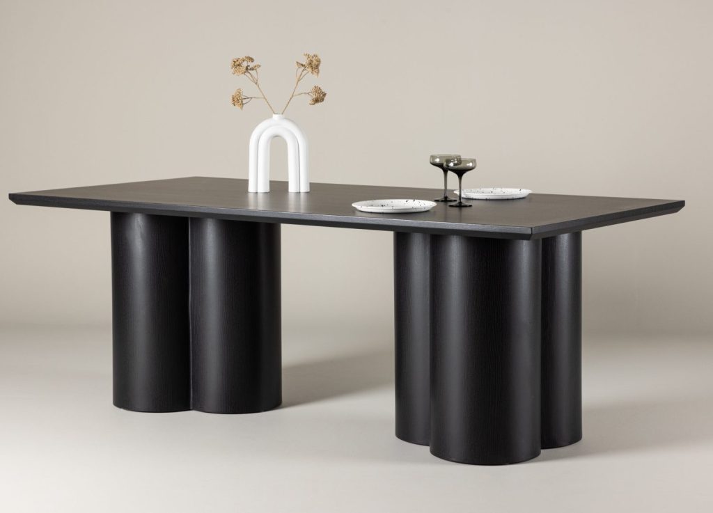 Table à manger rectangulaire Olivia noir mise en scène dans une salle à manger