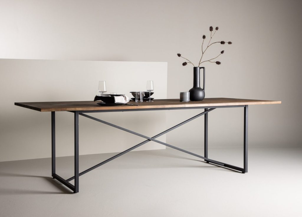 Table à manger rectangulaire Padang naturel mise en scène dans une salle à manger
