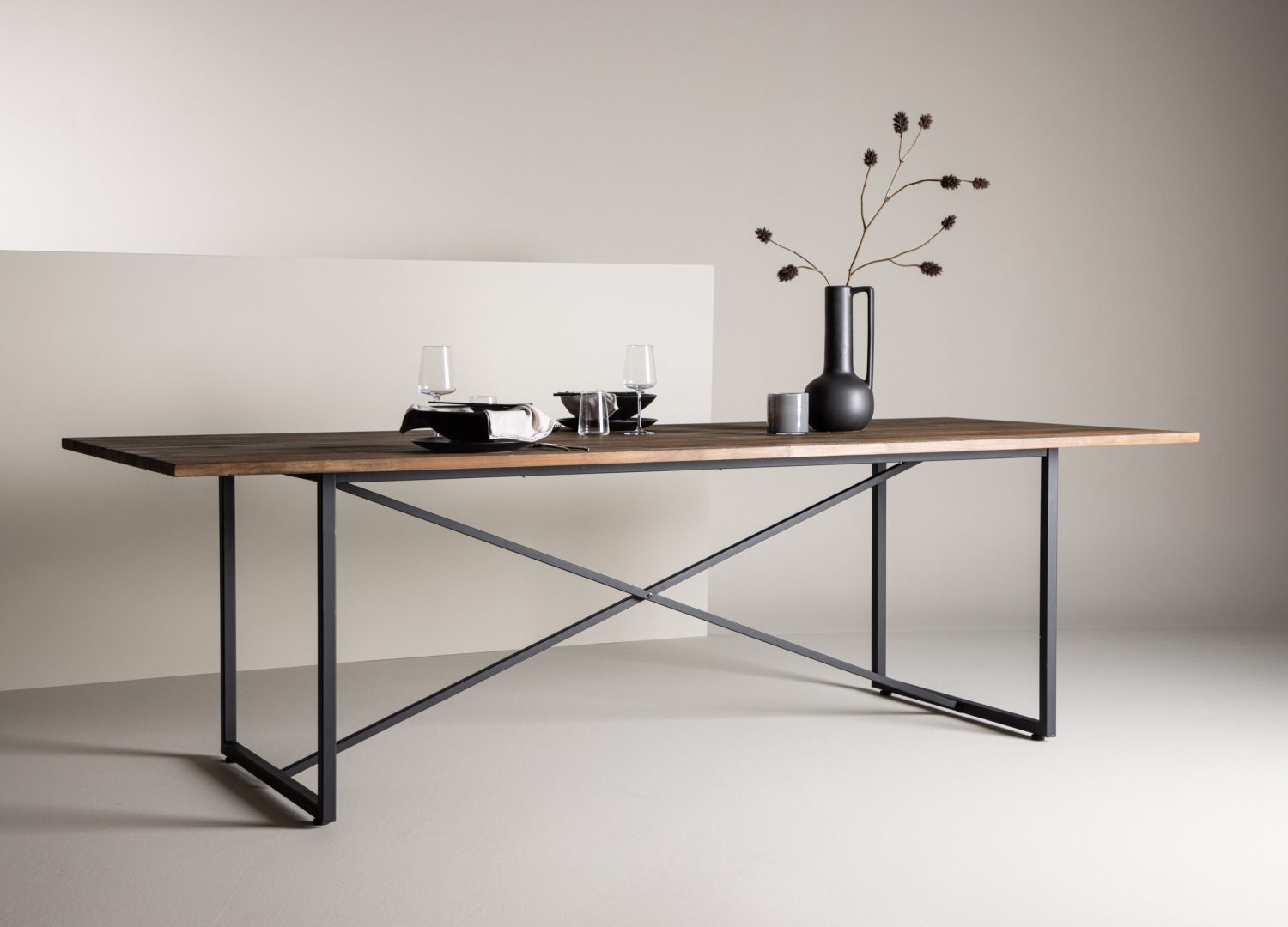 Table à manger rectangulaire Padang naturel mise en scène dans une salle à manger
