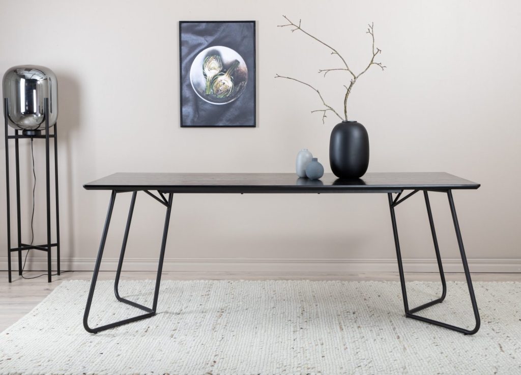 Table à manger rectangulaire Petra noir mise en scène dans une salle à manger