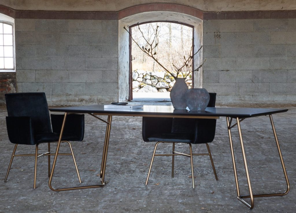 Table à manger rectangulaire Petra noir mise en scène dans une salle à manger