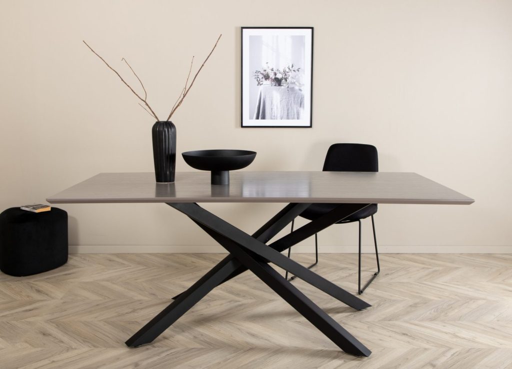 Table à manger rectangulaire Piazza noir mise en scène dans une salle à manger