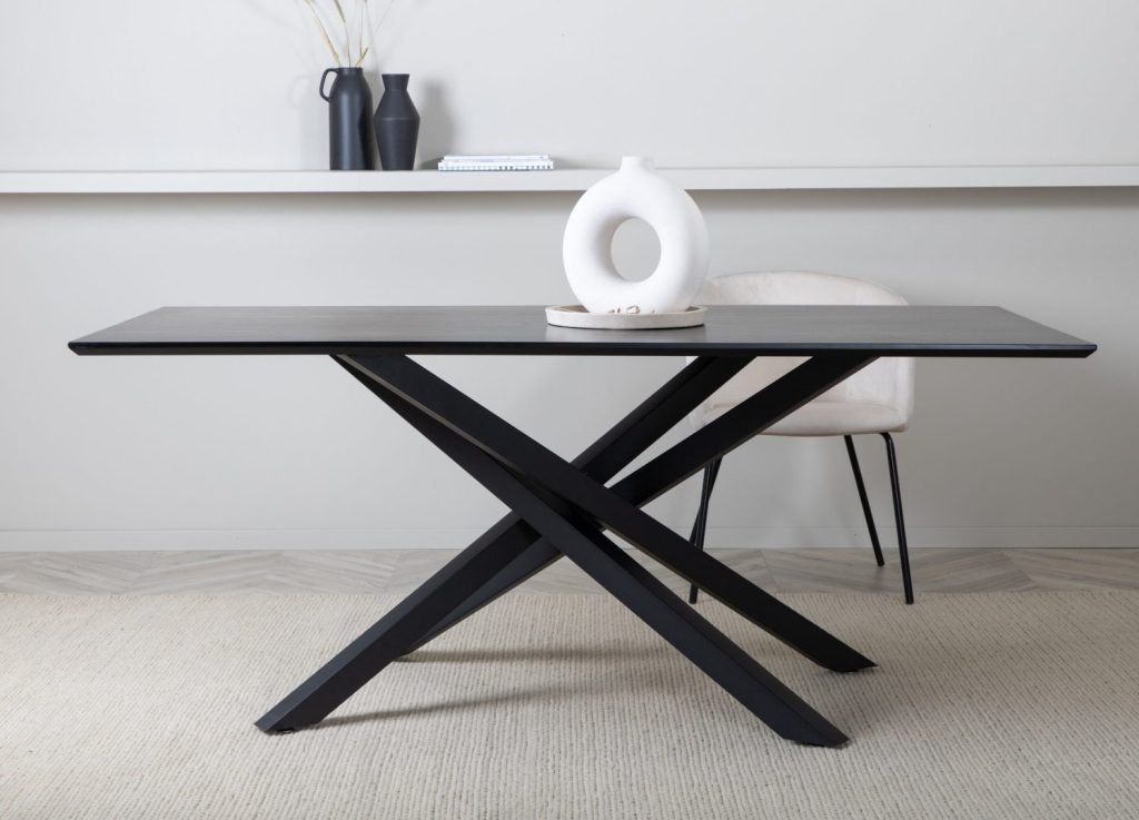 Table à manger rectangulaire Piazza noir mise en scène dans une salle à manger