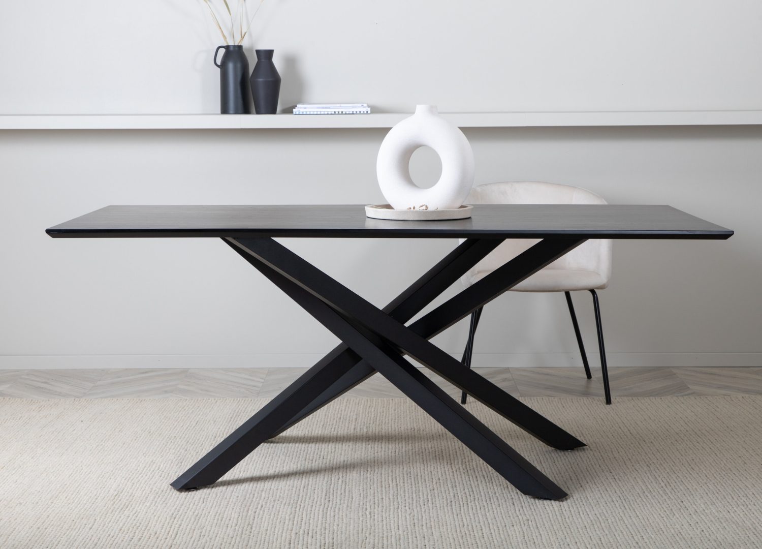 Table à manger rectangulaire Piazza noir mise en scène dans une salle à manger