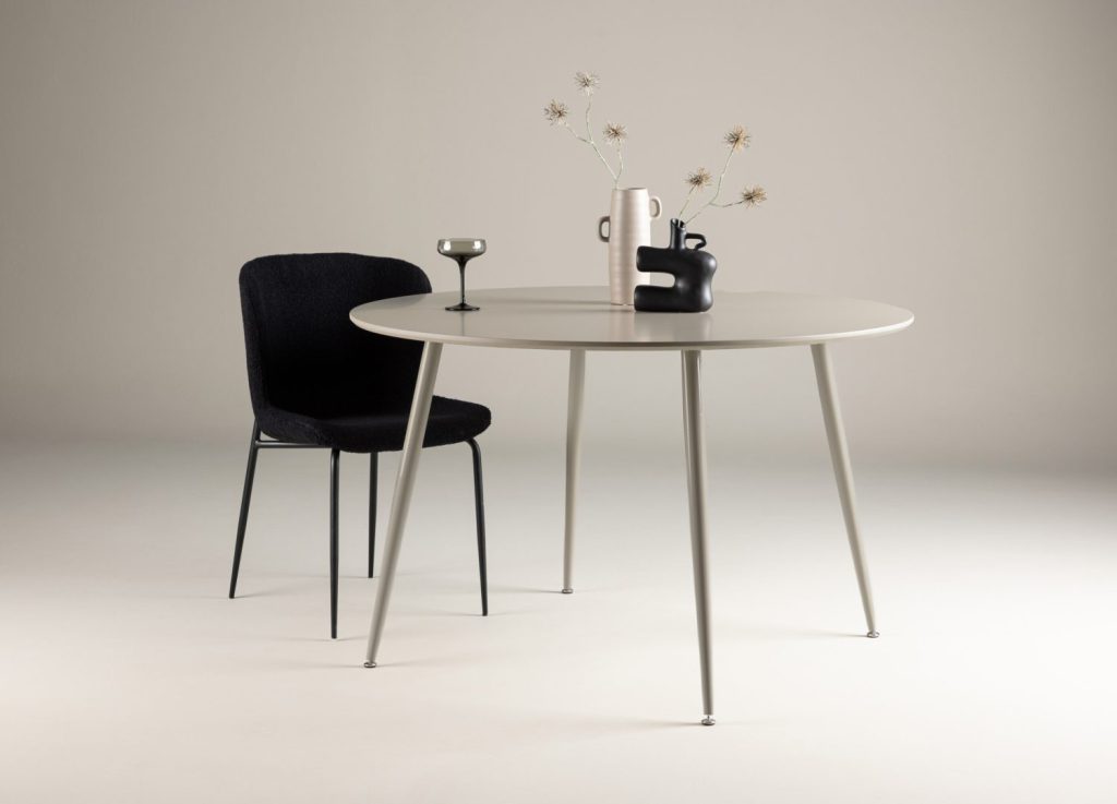 Table à manger ronde Plaza beige mise en scène dans une salle à manger