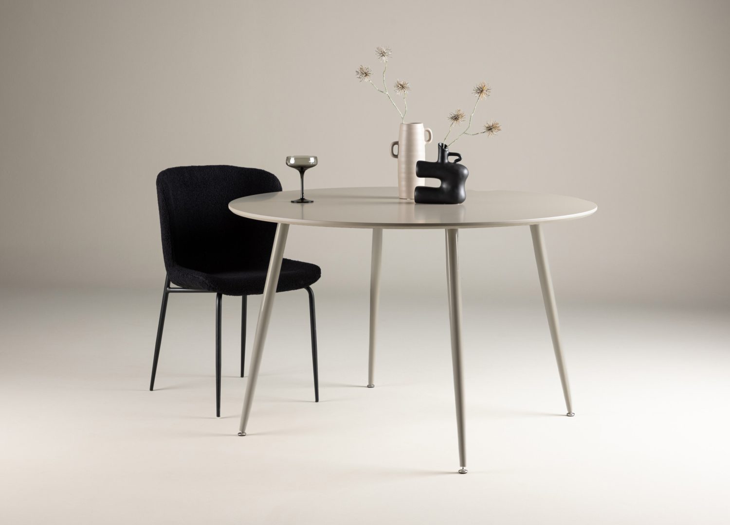 Table à manger ronde Plaza beige mise en scène dans une salle à manger