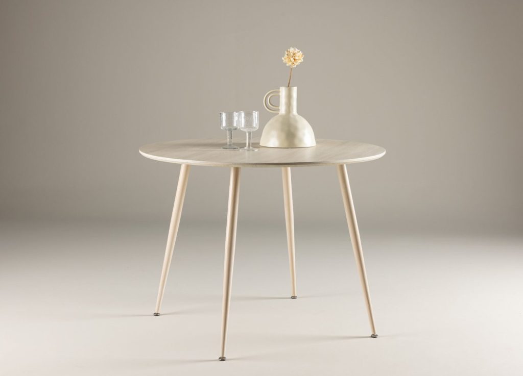 Table à manger ronde Plaza blanchi mise en scène dans une salle à manger